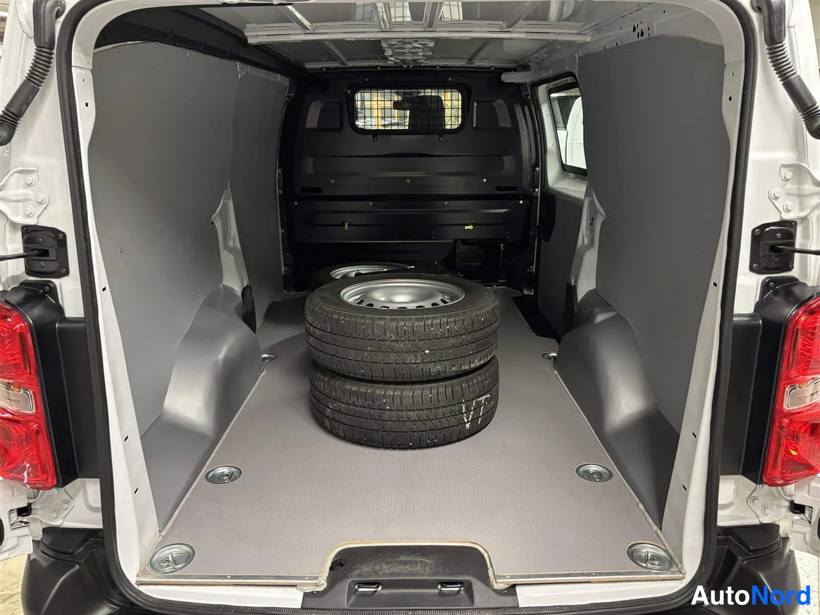 Valkoinen Opel Vivaro 2023, tavaratila, kuva 13