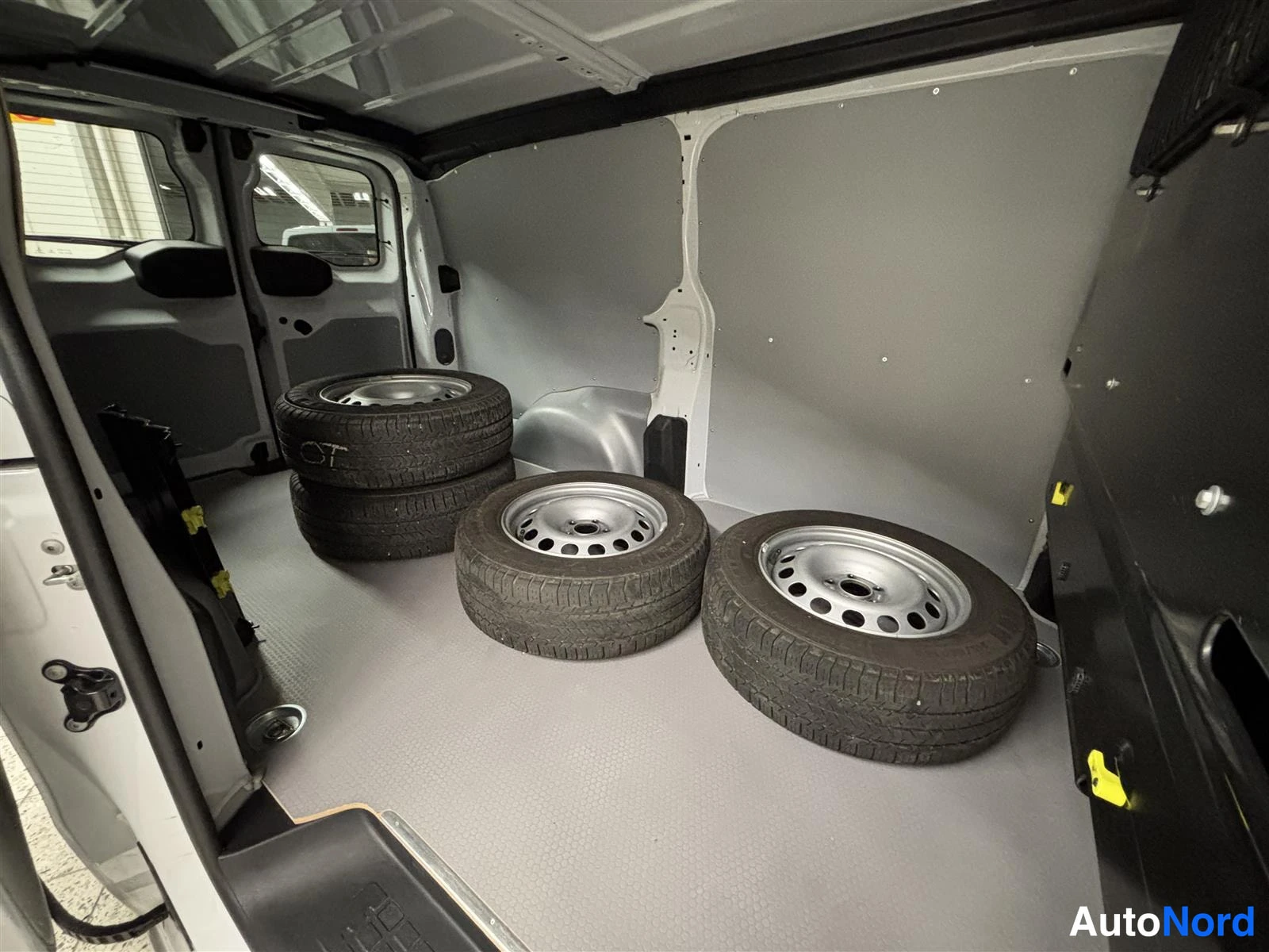 Valkoinen Opel Vivaro 2023, tavaratila, kuva 12