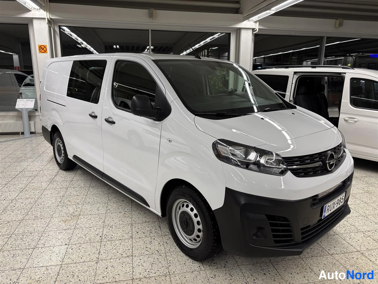 Valkoinen Opel Vivaro 2023, etuviisto, keula oikealle, kuva 2