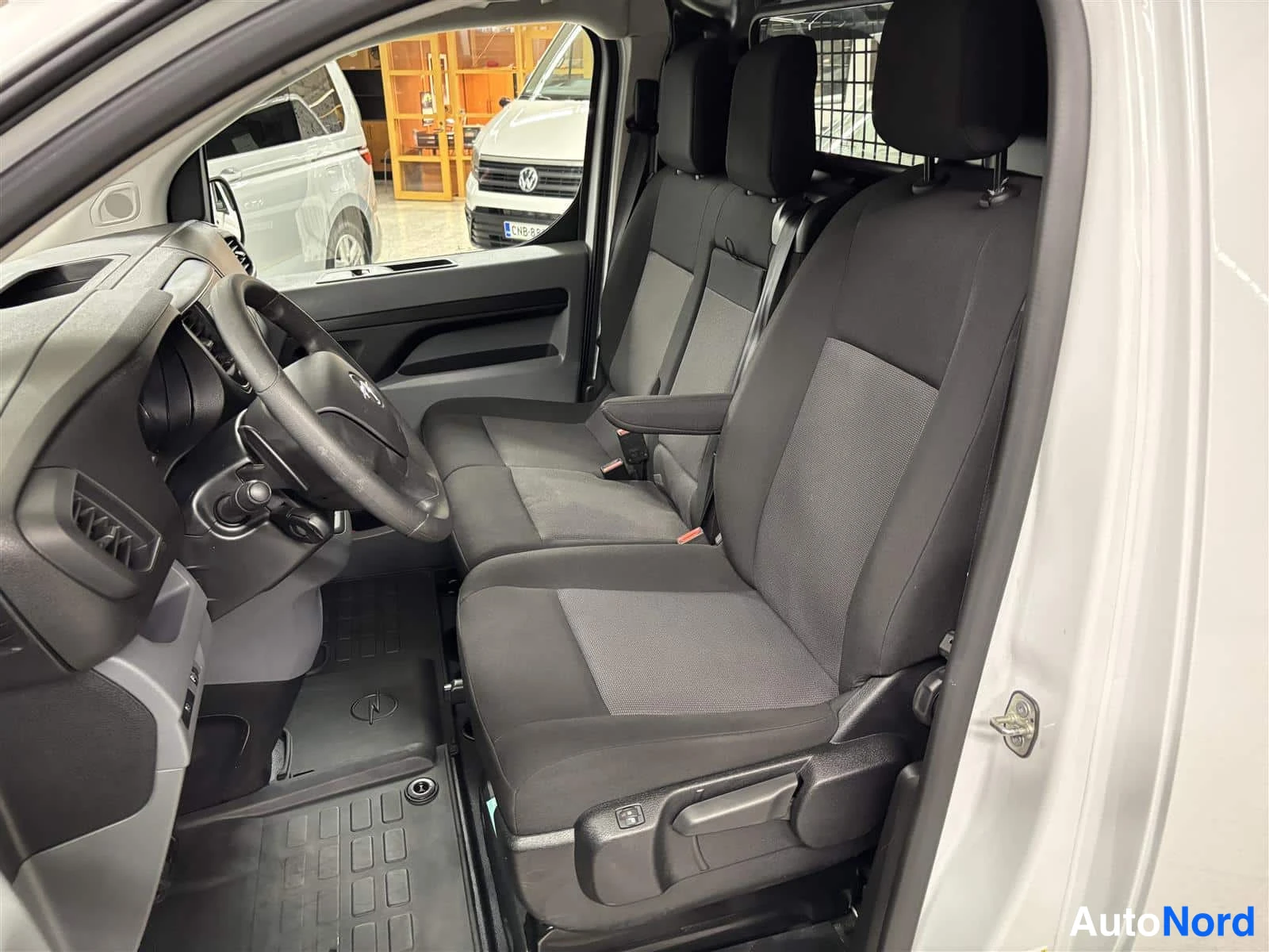 Valkoinen Opel Vivaro 2023, etuistuimet, kuva 9