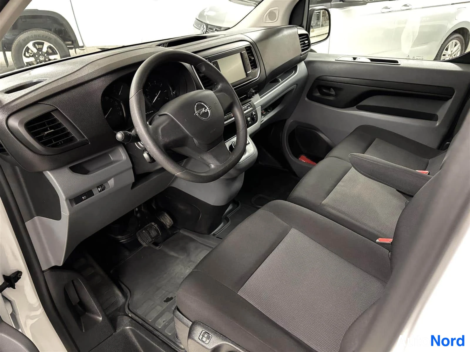 Valkoinen Opel Vivaro 2023, ohjaamo, kuva 7