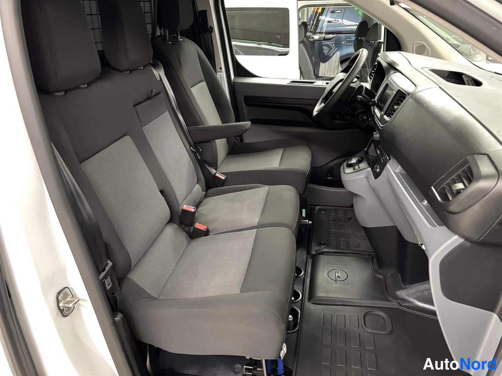 Valkoinen Opel Vivaro 2023, etuistuimet, kuva 10