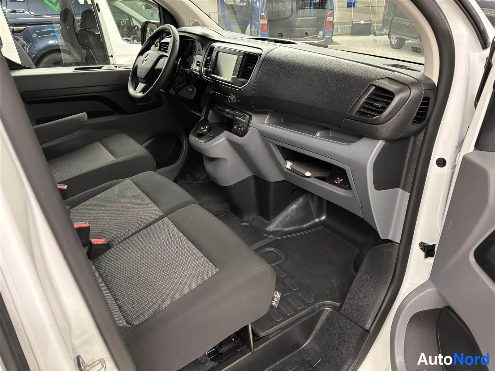 Valkoinen Opel Vivaro 2023, ohjaamo, kuva 8