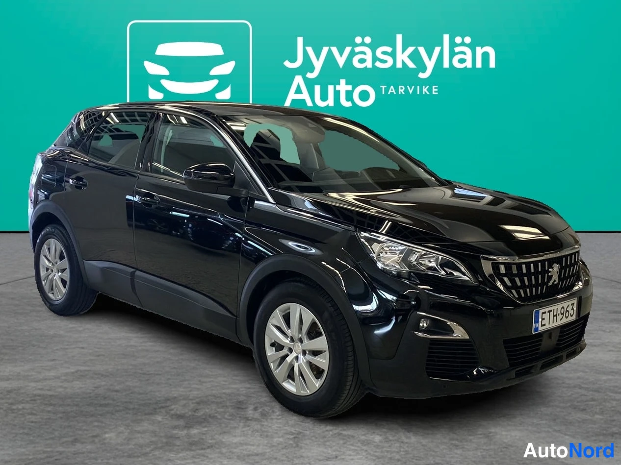 Svart Peugeot 3008 2020, snett framifrån, fronten åt höger, bild 2