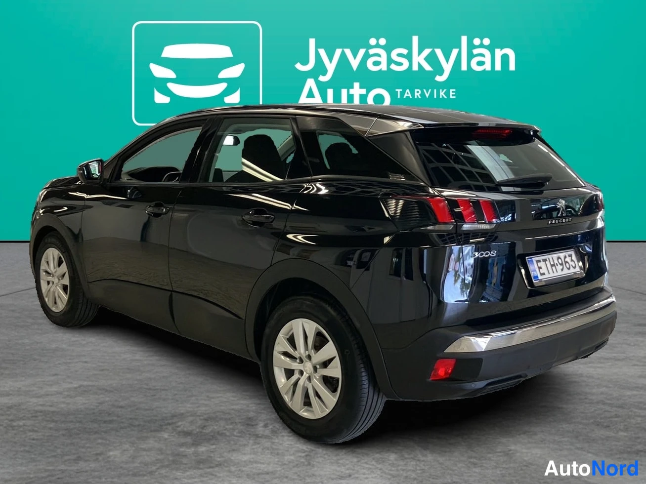 Svart Peugeot 3008 2020, snett bakifrån, bild 3
