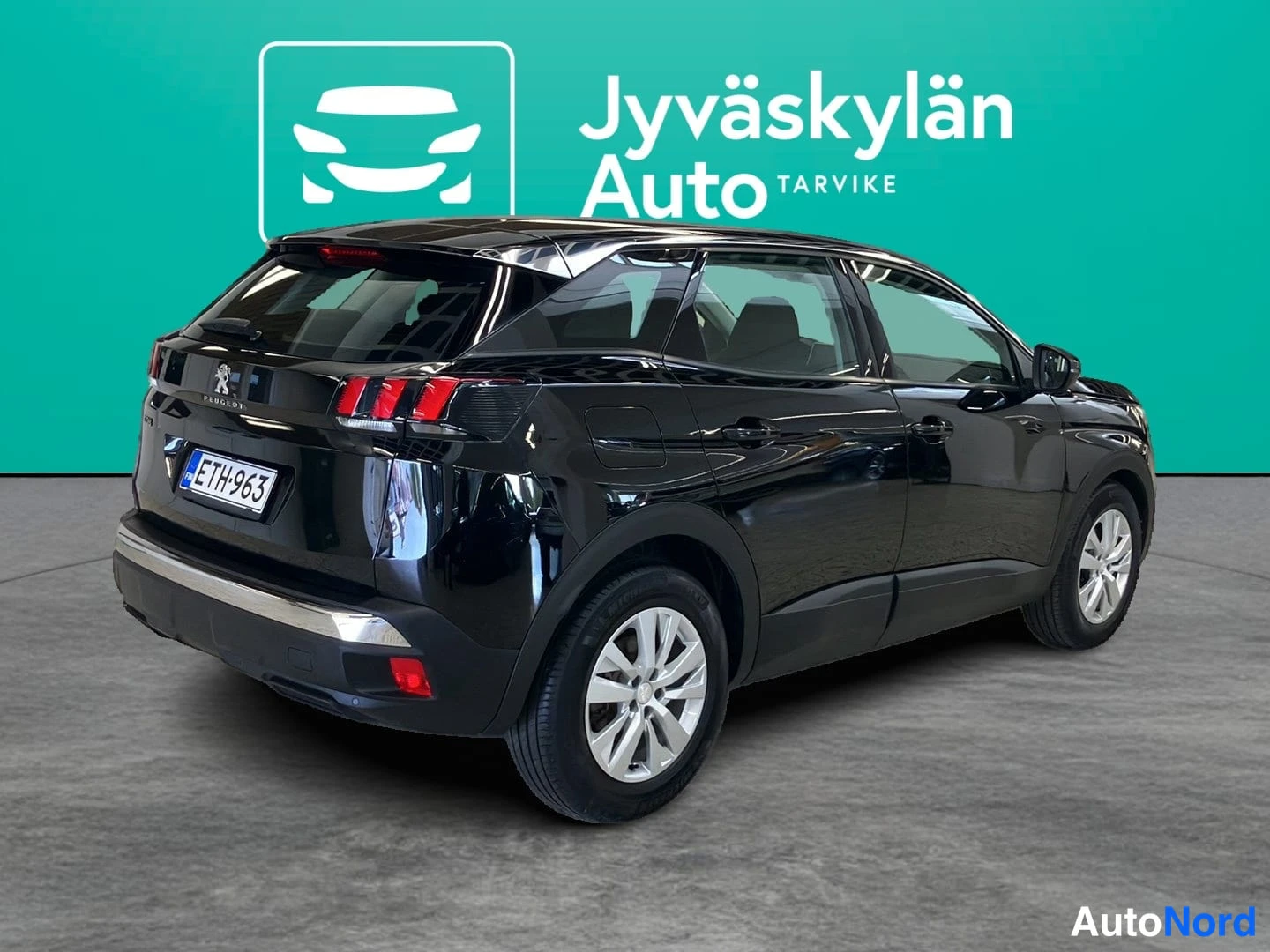 Svart Peugeot 3008 2020, snett bakifrån, bild 4