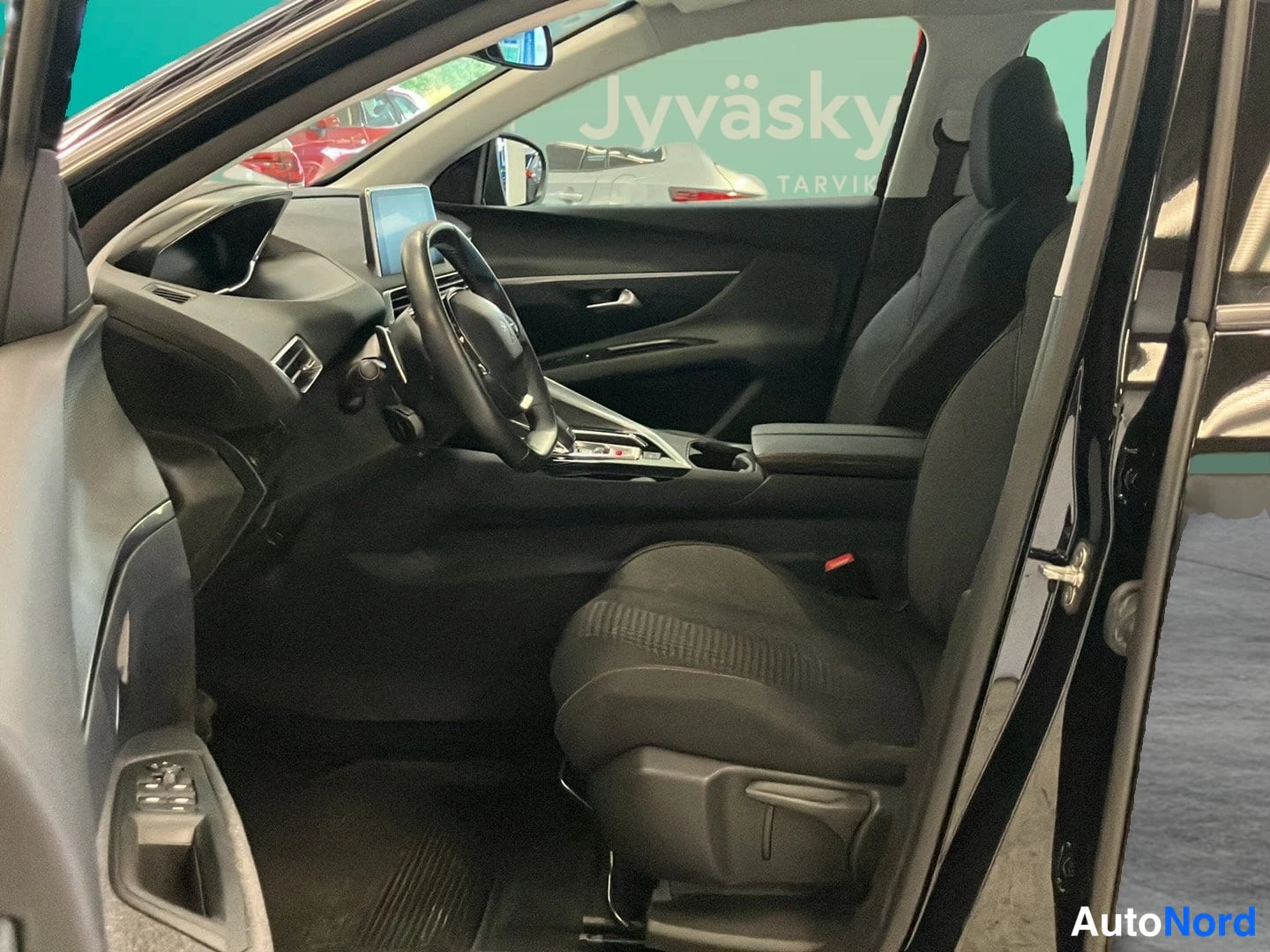 Svart Peugeot 3008 2020, förarplats, bild 5