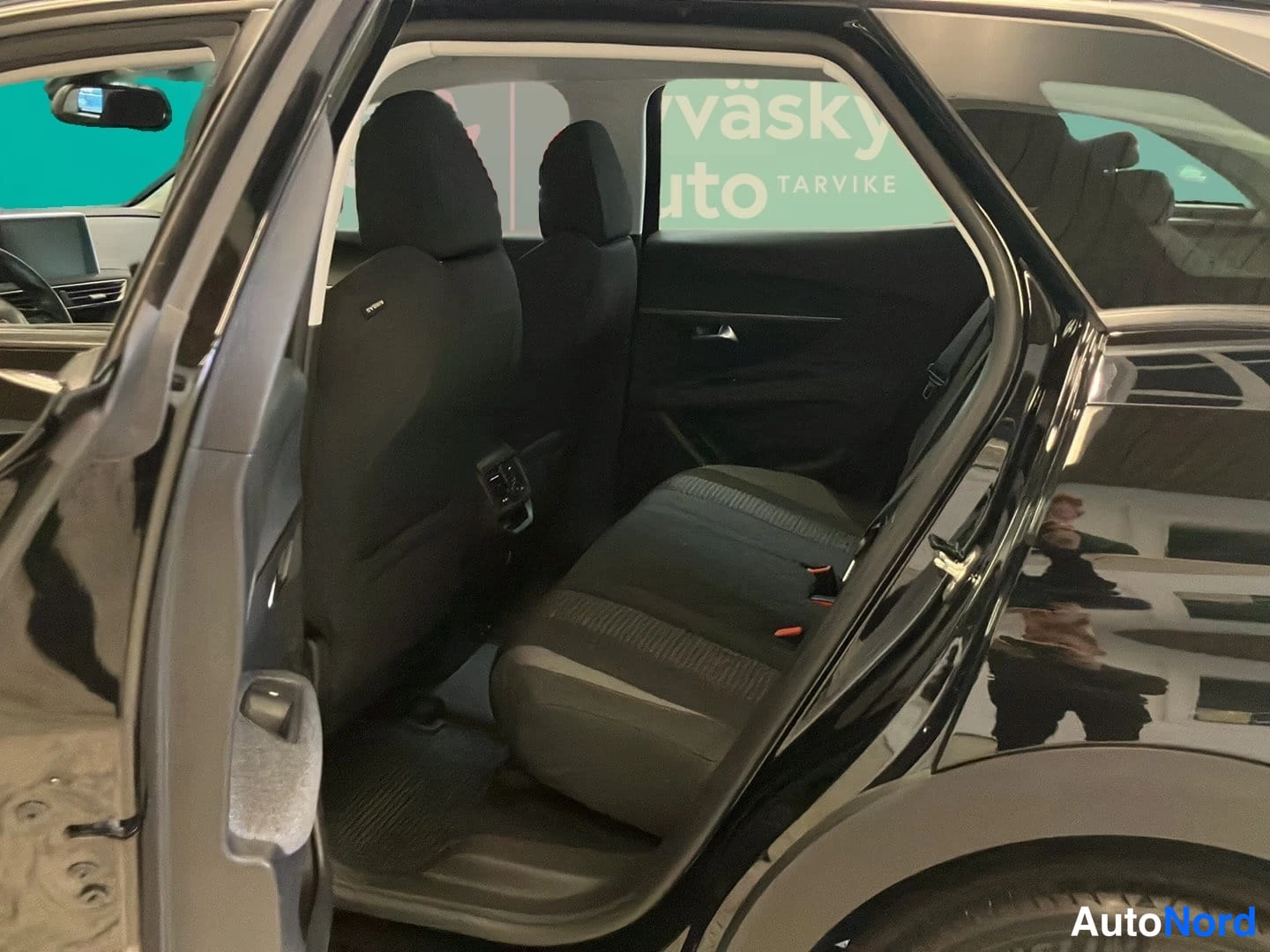 Svart Peugeot 3008 2020, baksäten, bild 8