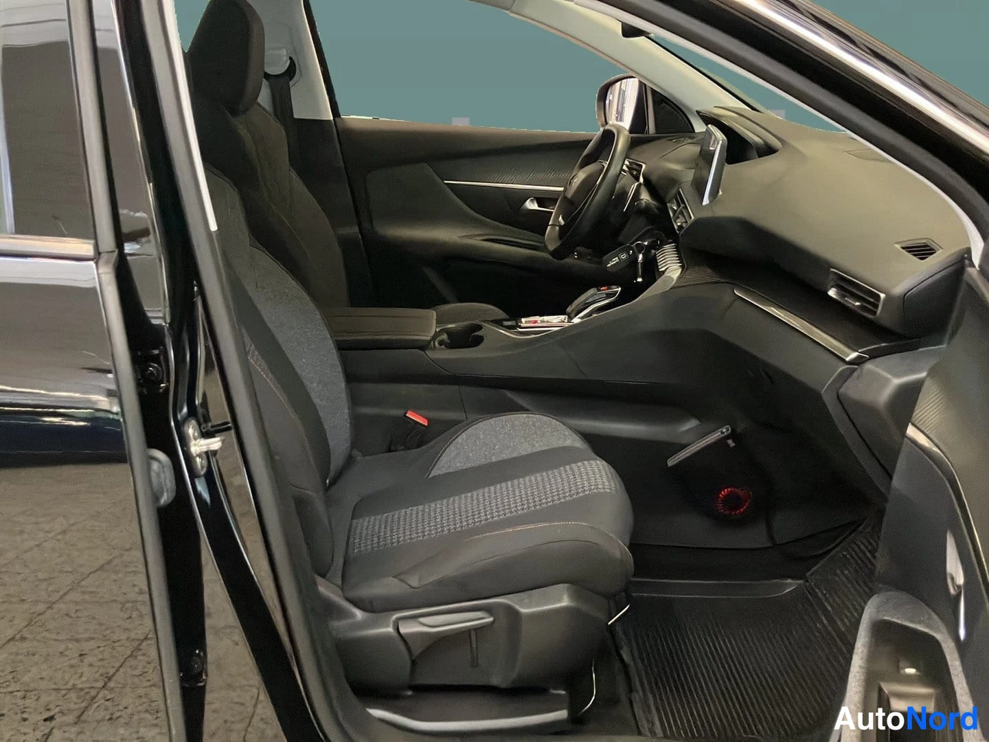 Svart Peugeot 3008 2020, förarplats, bild 6