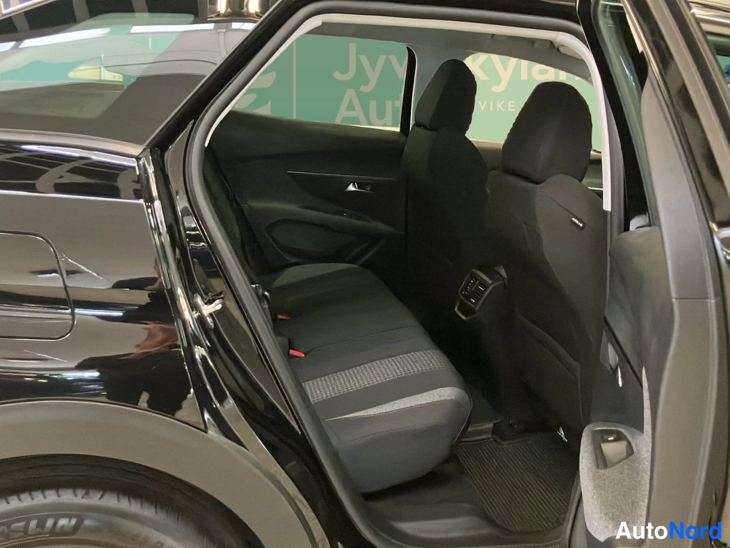 Svart Peugeot 3008 2020, baksäten, bild 9