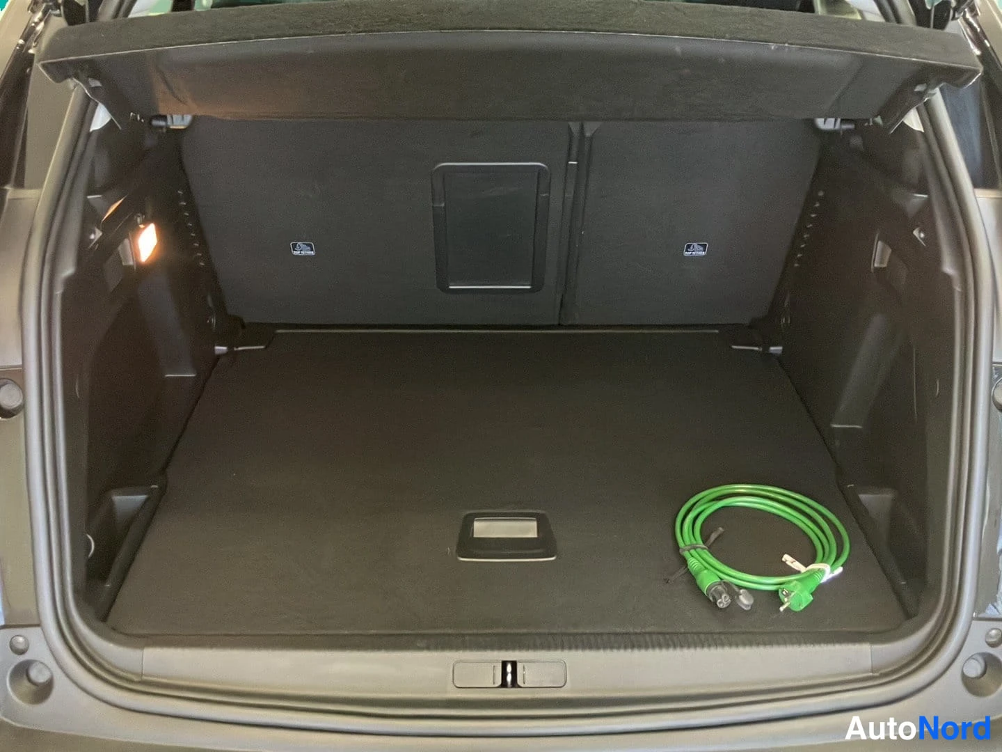 Svart Peugeot 3008 2020, bagageutrymme, bild 10