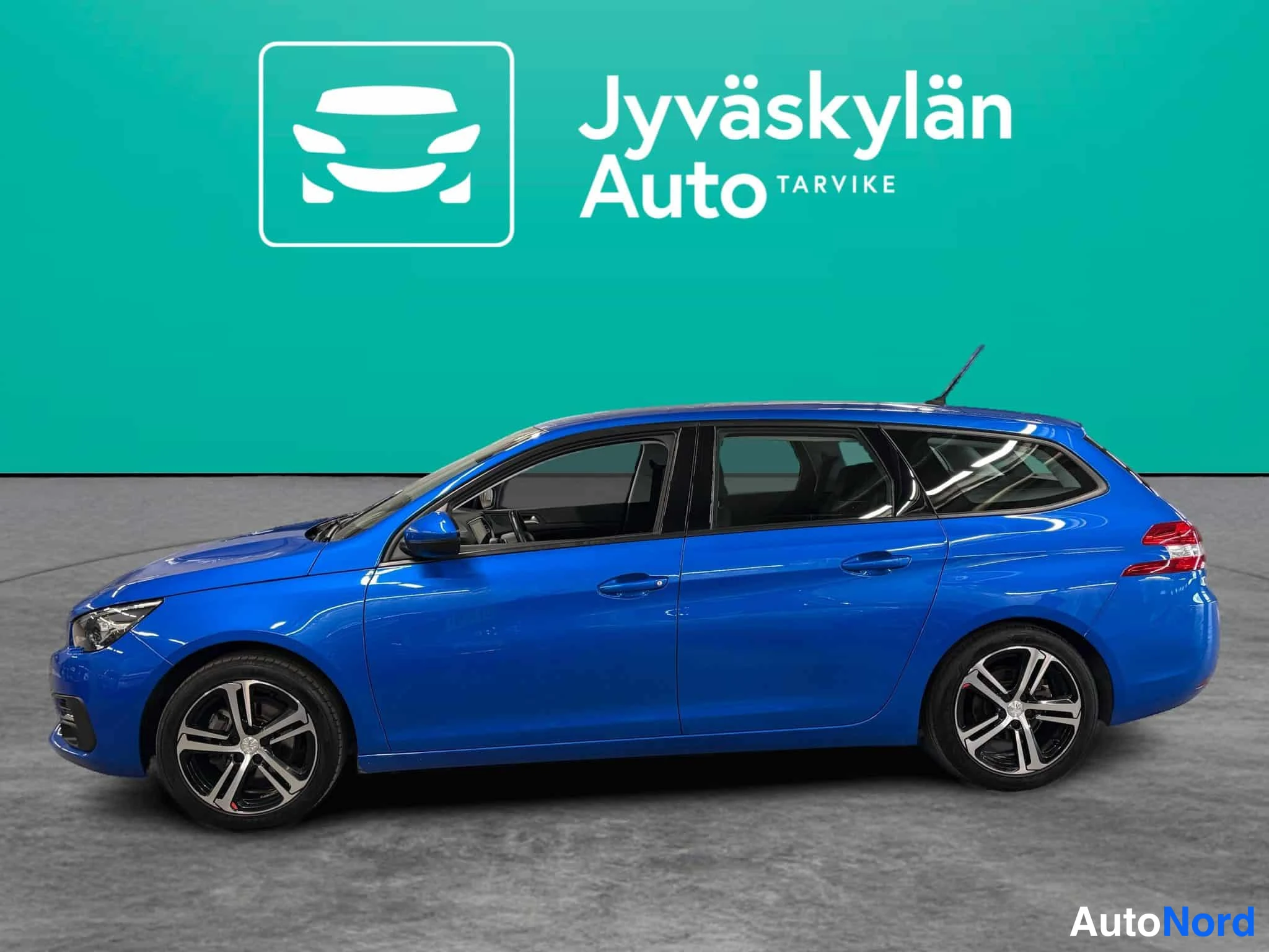 Sininen Peugeot 308 2020, etuviisto, keula vasemmalle, kuva 3