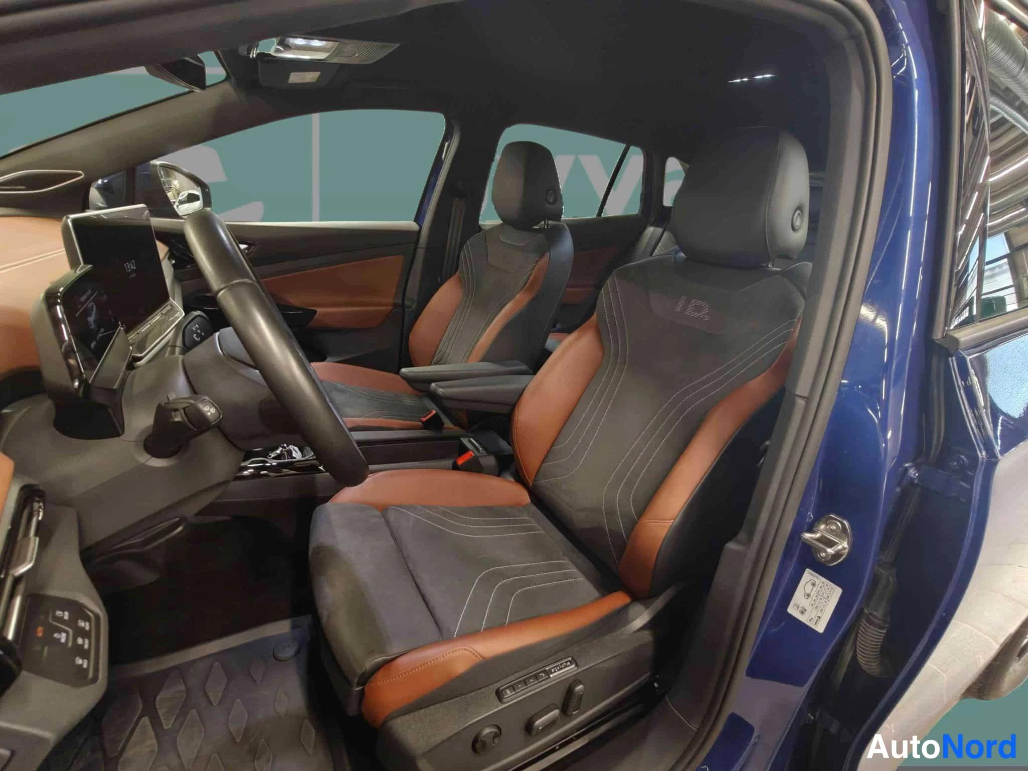 Sininen Volkswagen ID.4 2025, etuistuimet, kuva 23