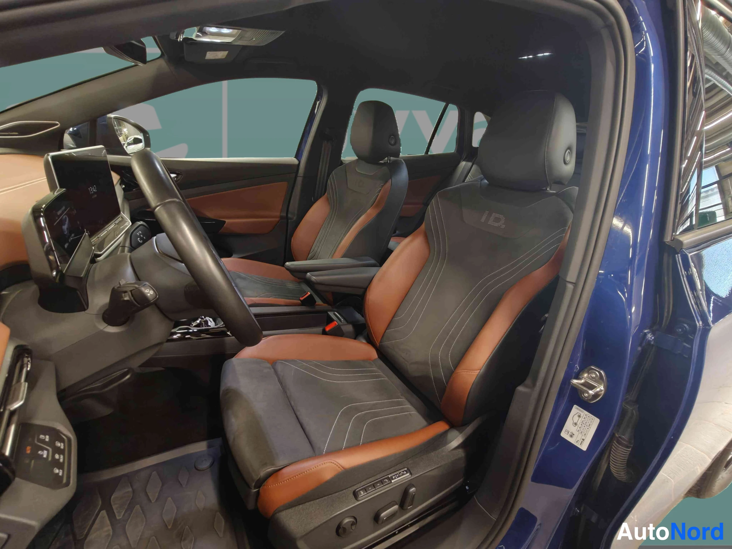 Sininen Volkswagen ID.4 2025, etuistuimet, kuva 24