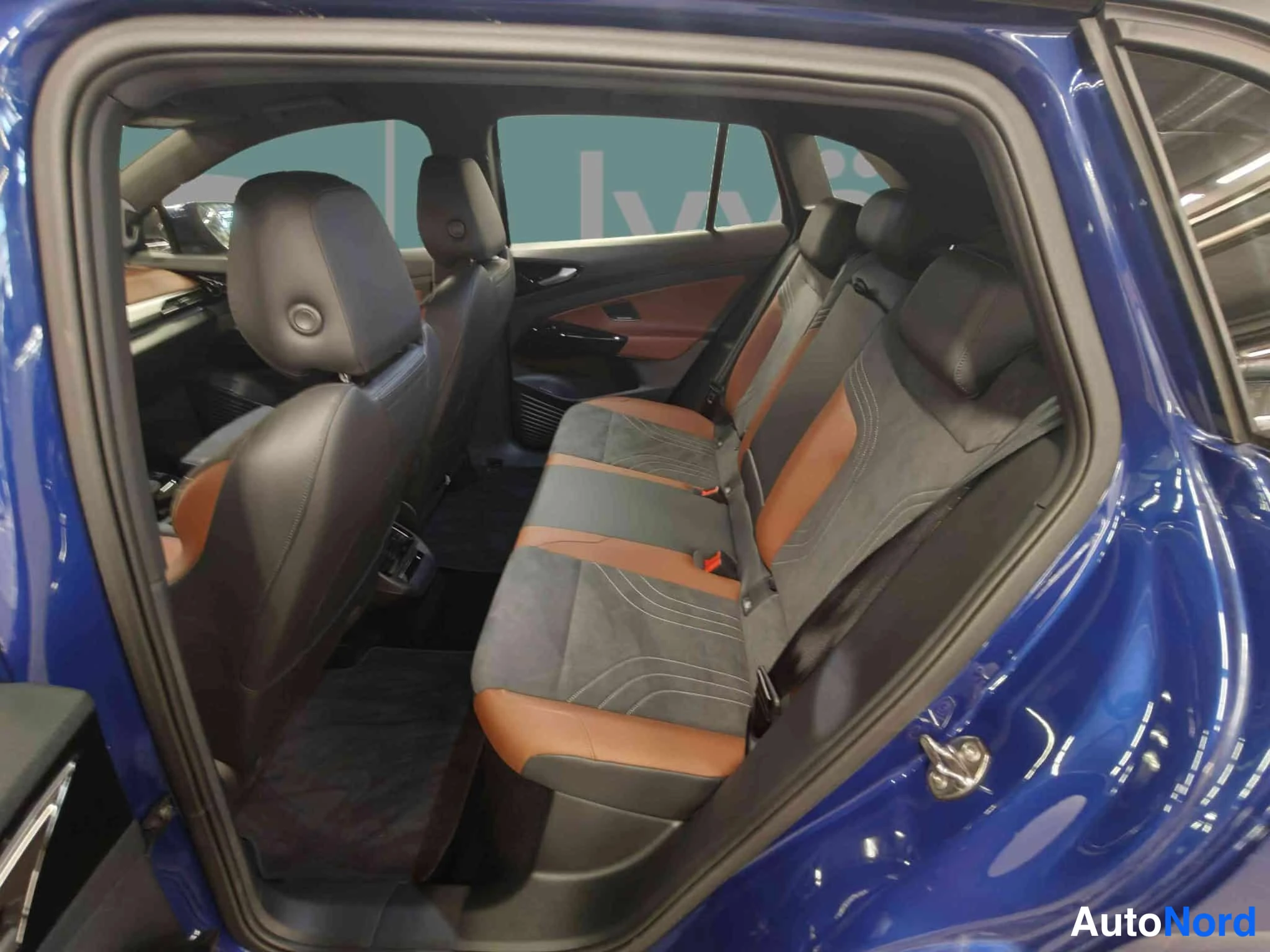 Sininen Volkswagen ID.4 2025, takaistuimet, kuva 28
