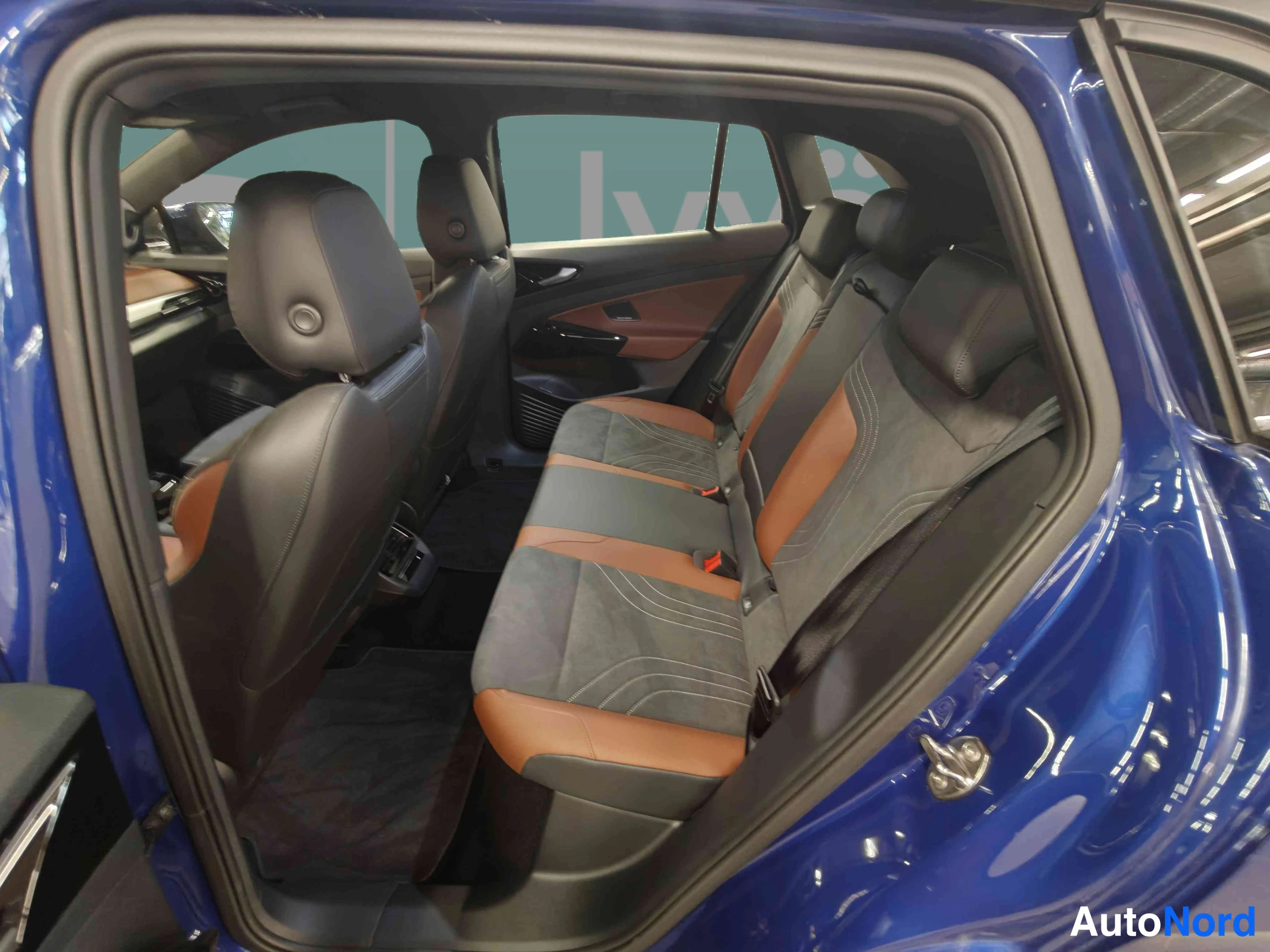 Sininen Volkswagen ID.4 2025, takaistuimet, kuva 25