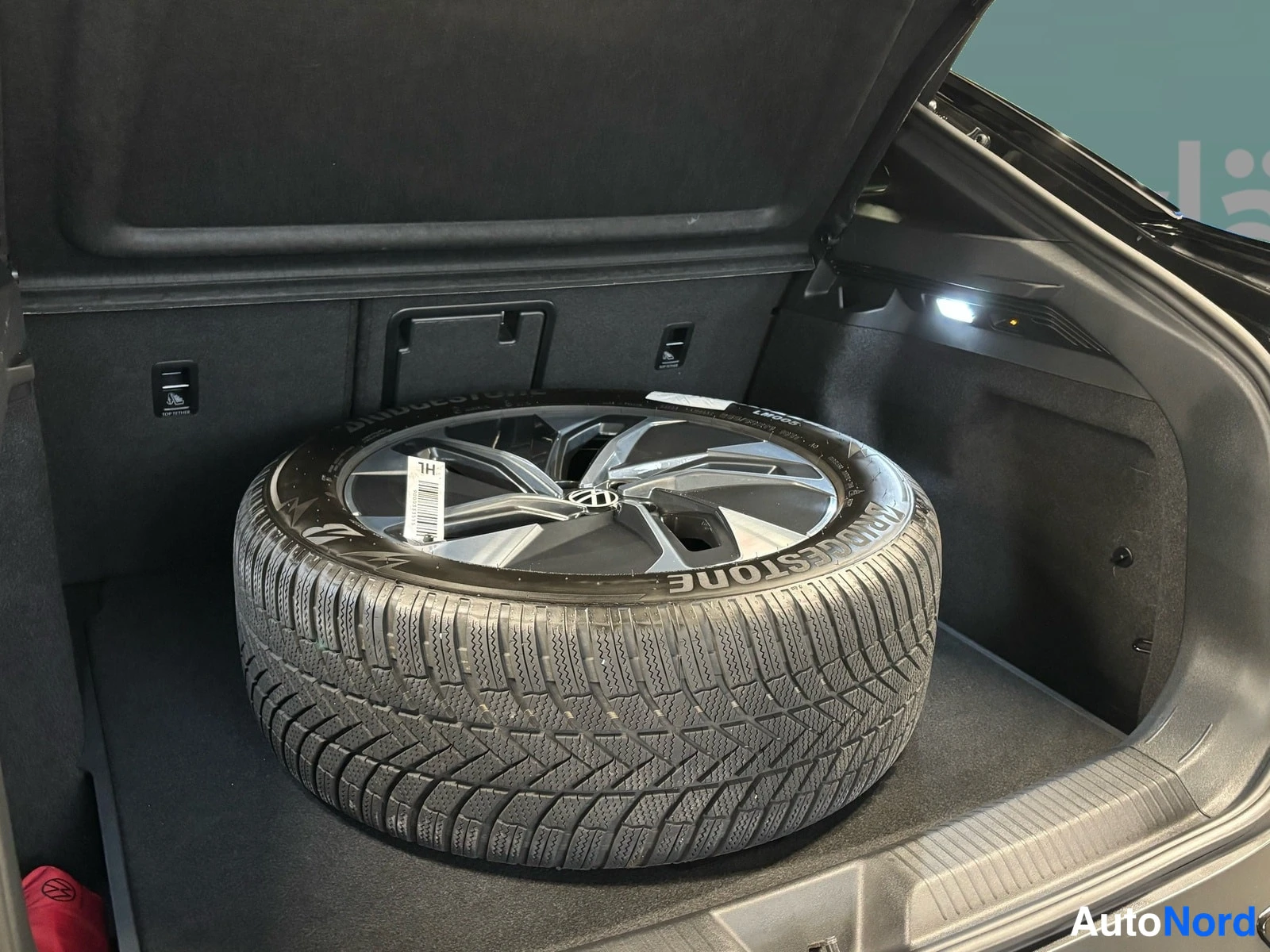 Musta Volkswagen ID.5 2026, tavaratila, kuva 16