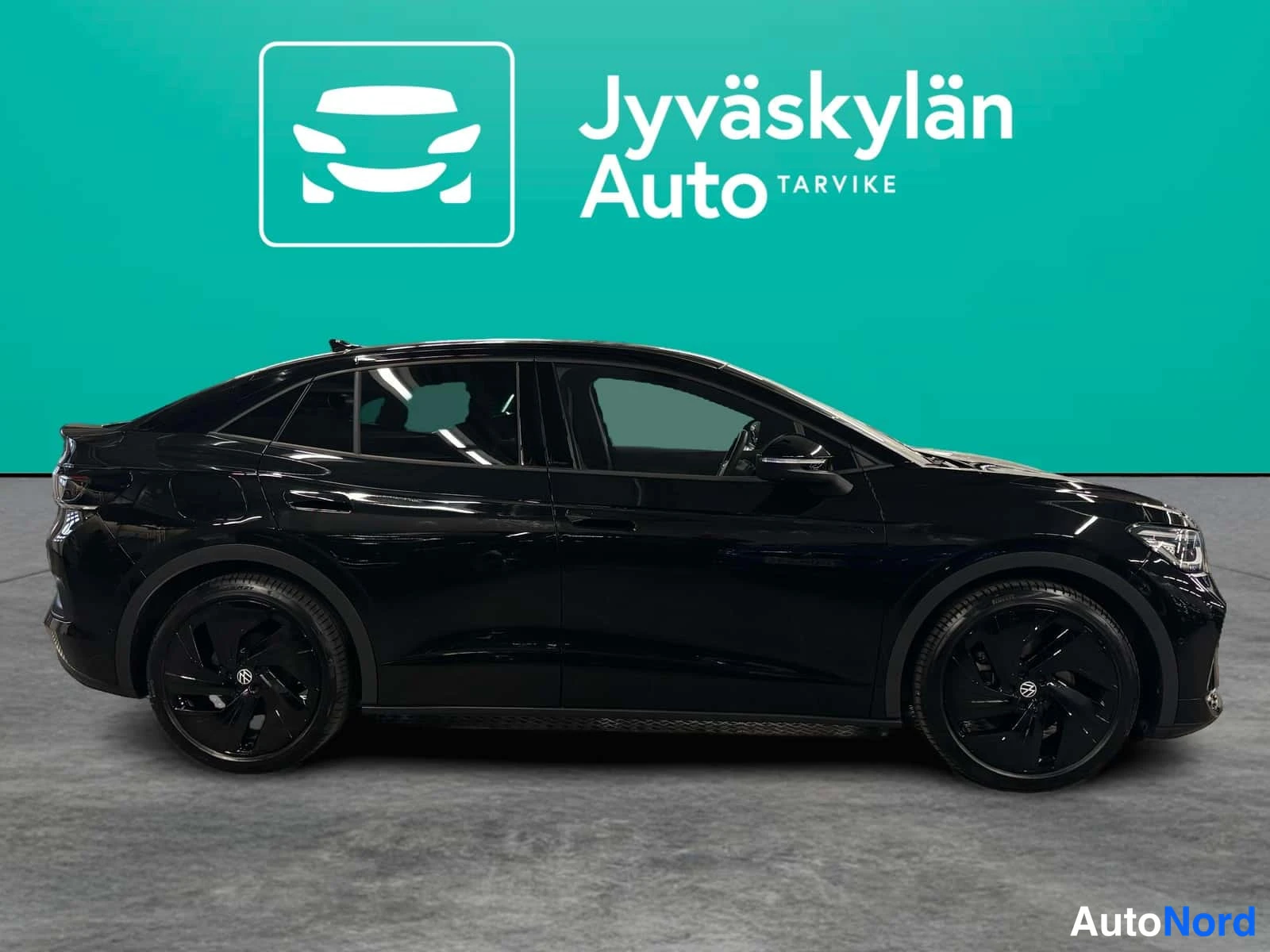 Musta Volkswagen ID.5 2026, etuviisto, keula oikealle, kuva 2