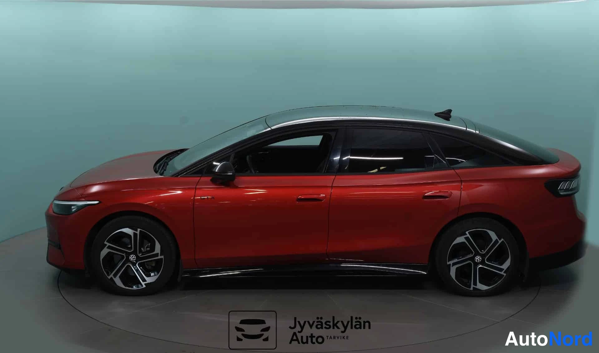 Punainen Volkswagen ID.7 2025, sivulta, kuva 6