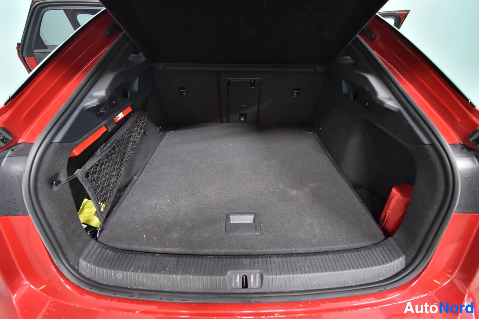 Punainen Volkswagen ID.7 2025, tavaratila, kuva 20