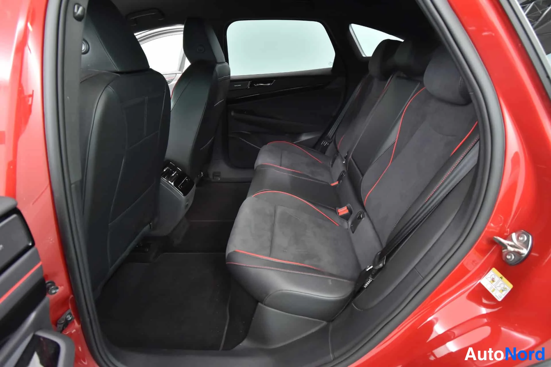 Punainen Volkswagen ID.7 2025, takaistuimet, kuva 18