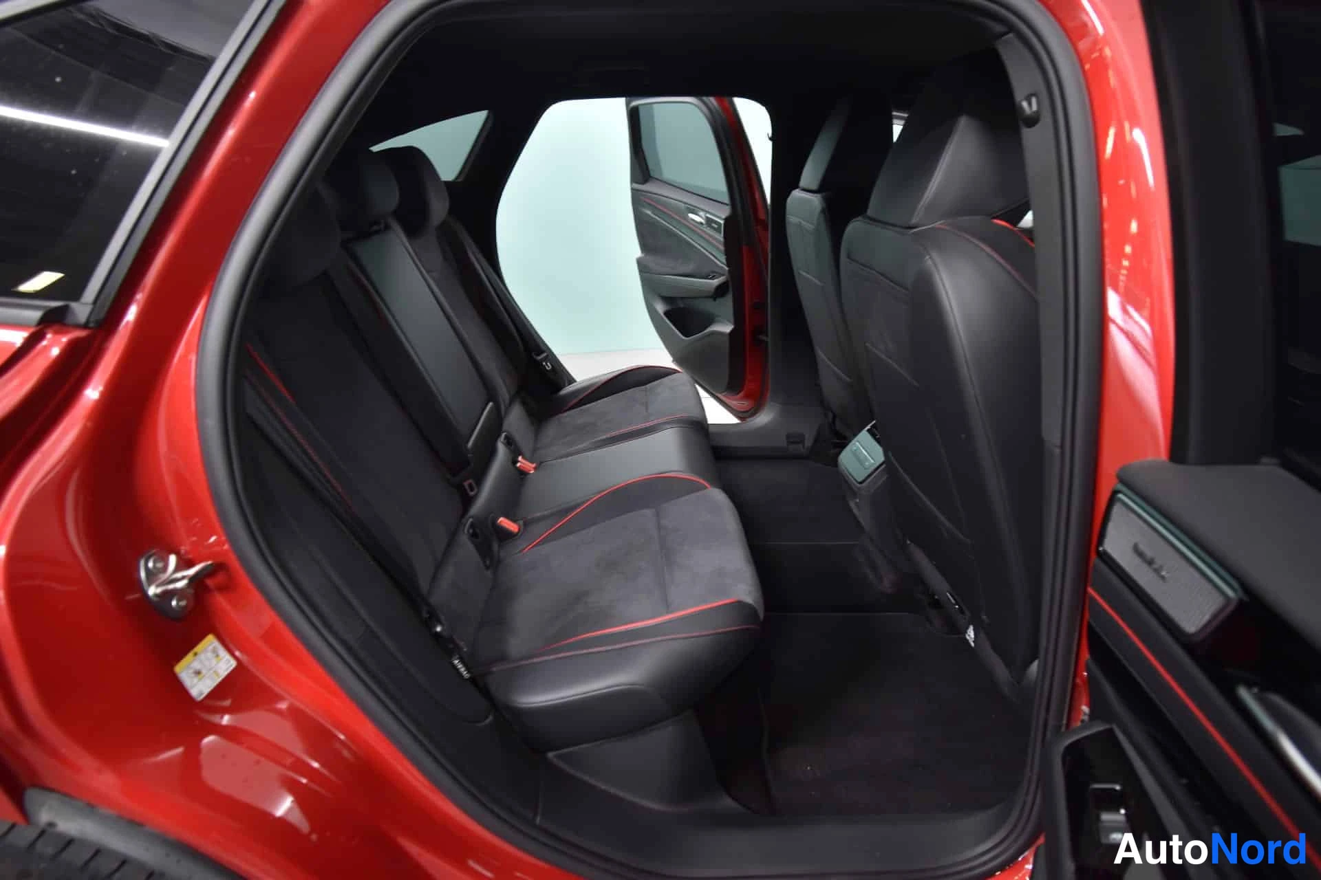 Punainen Volkswagen ID.7 2025, takaistuimet, kuva 19