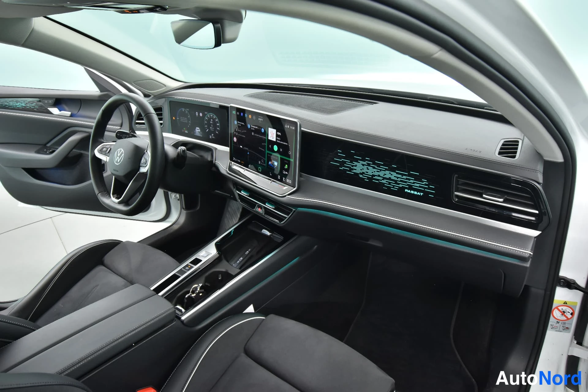 Valkoinen Volkswagen Passat 2024, ohjaamo, kuva 13