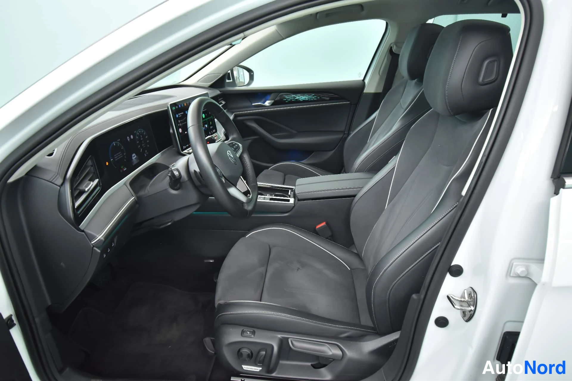 Valkoinen Volkswagen Passat 2024, etuistuimet, kuva 20