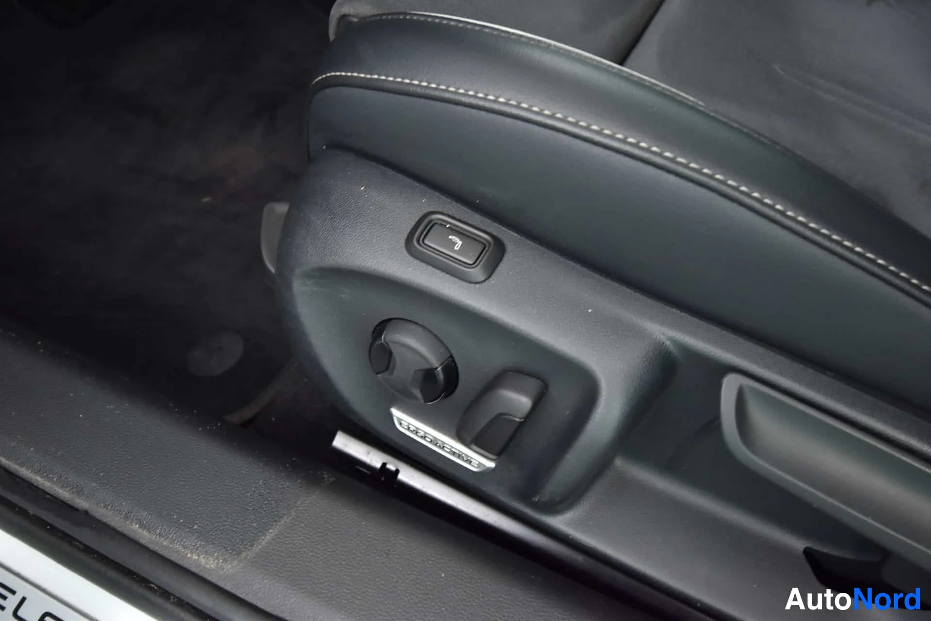 Valkoinen Volkswagen Passat 2024, yksityiskohta, kuva 25