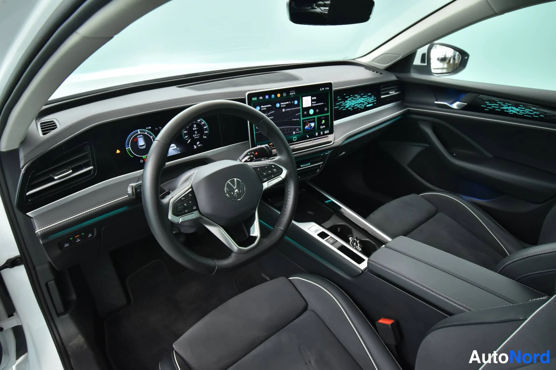 Valkoinen Volkswagen Passat 2024, ohjaamo, kuva 14