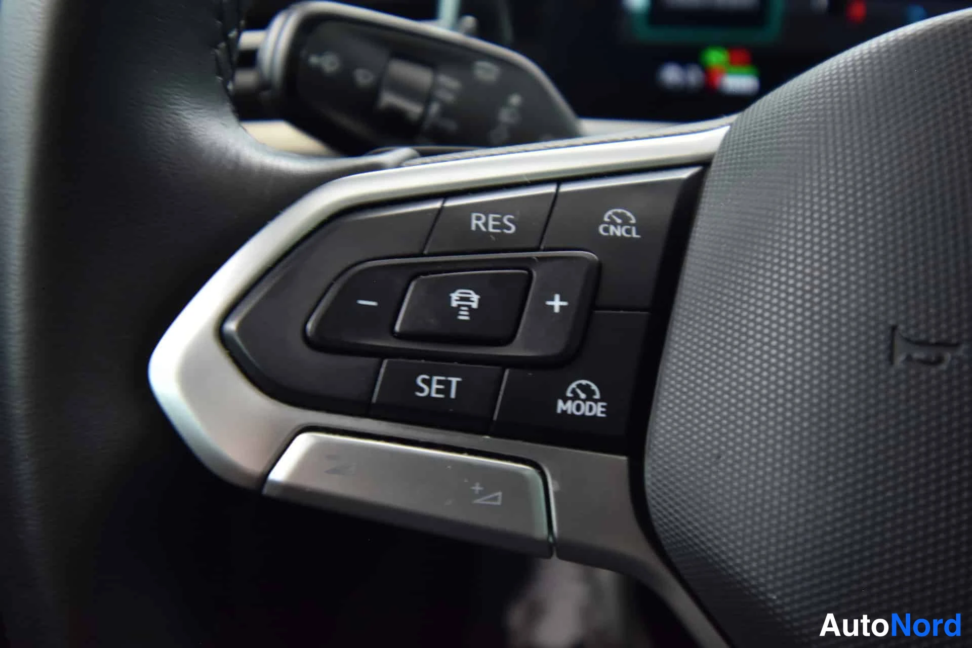 Valkoinen Volkswagen Passat 2024, yksityiskohta, kuva 26