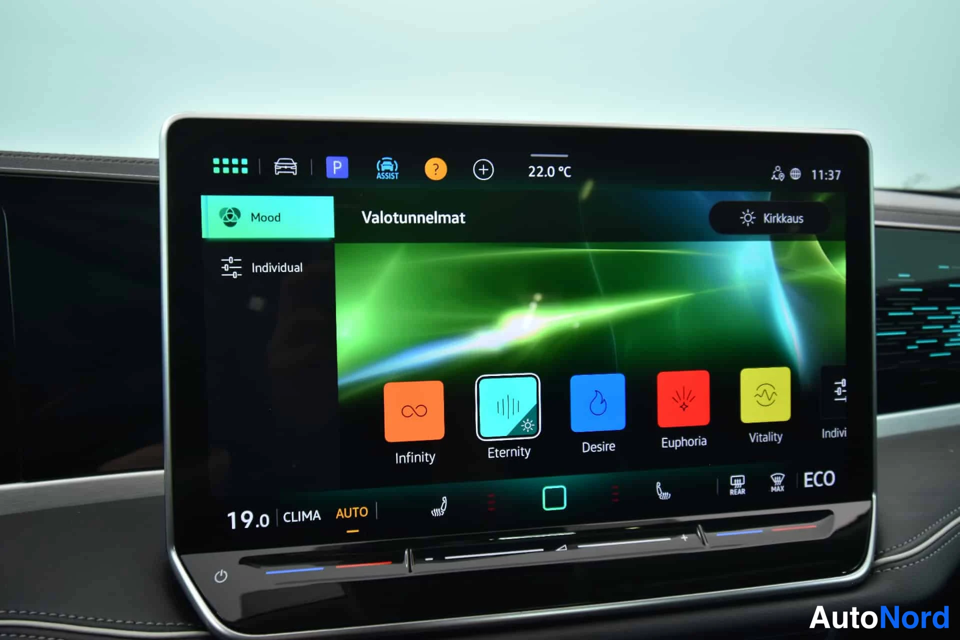 Valkoinen Volkswagen Passat 2024, ohjaamo, kuva 16