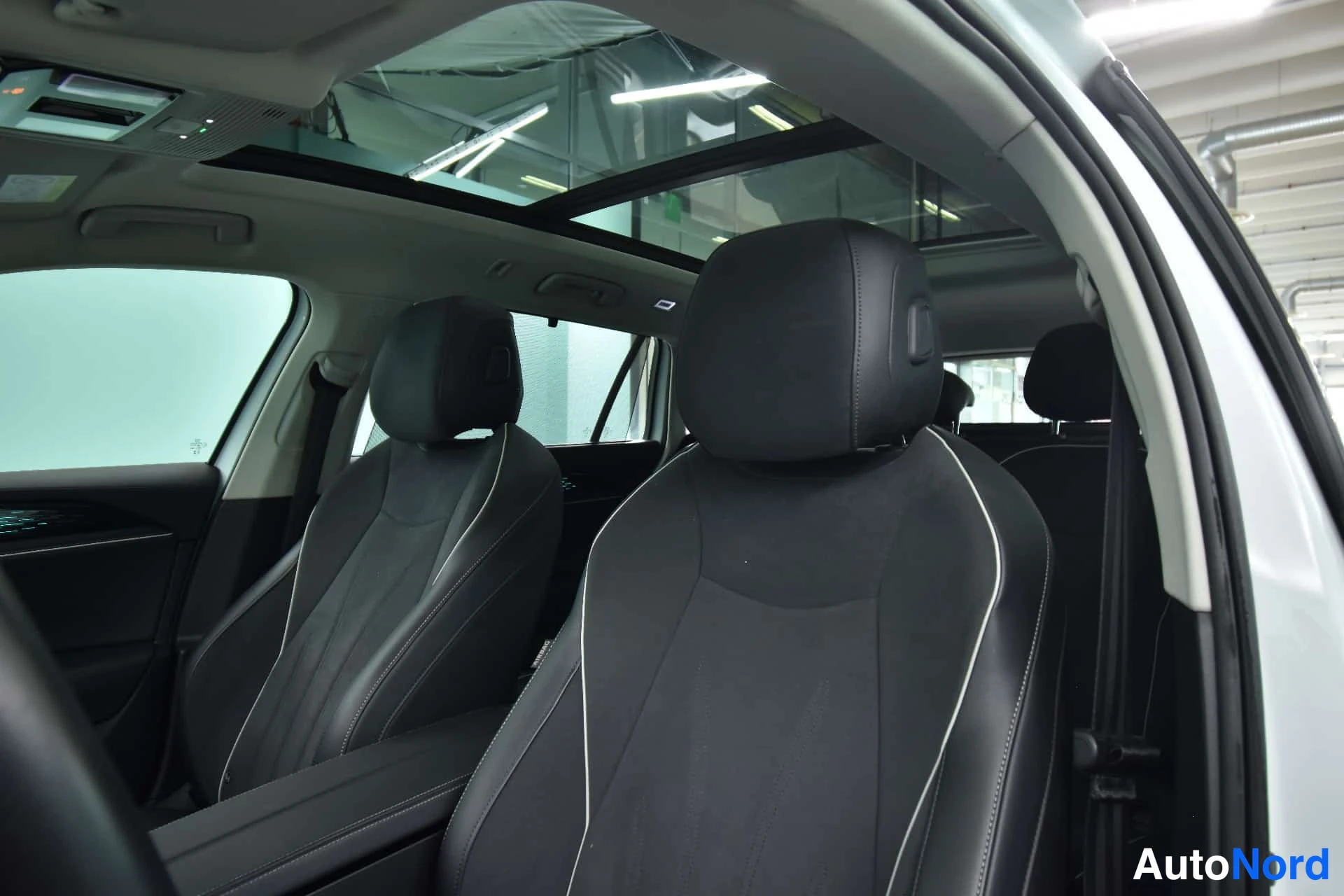 Valkoinen Volkswagen Passat 2024, etuistuimet, kuva 21