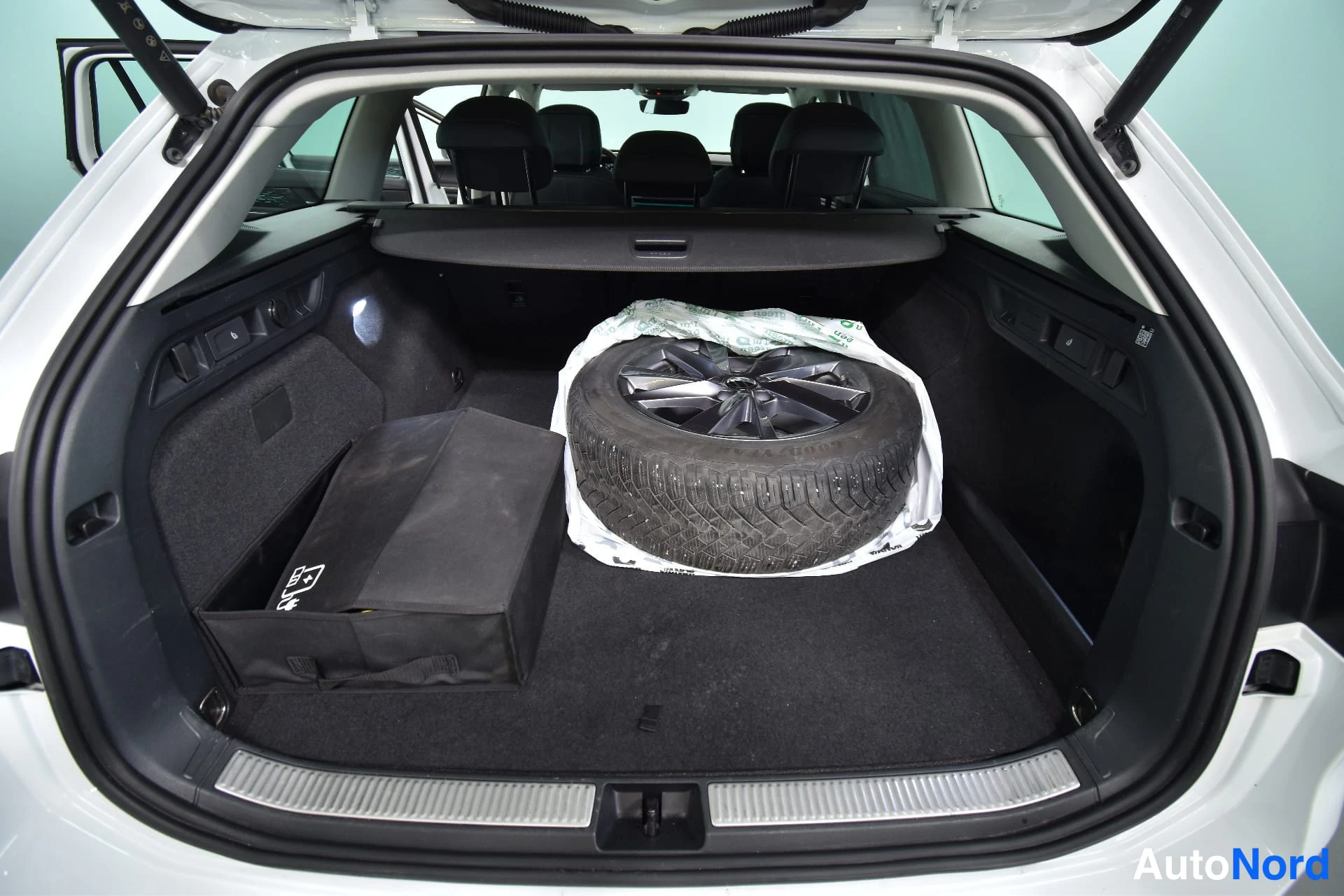 Valkoinen Volkswagen Passat 2024, tavaratila, kuva 24