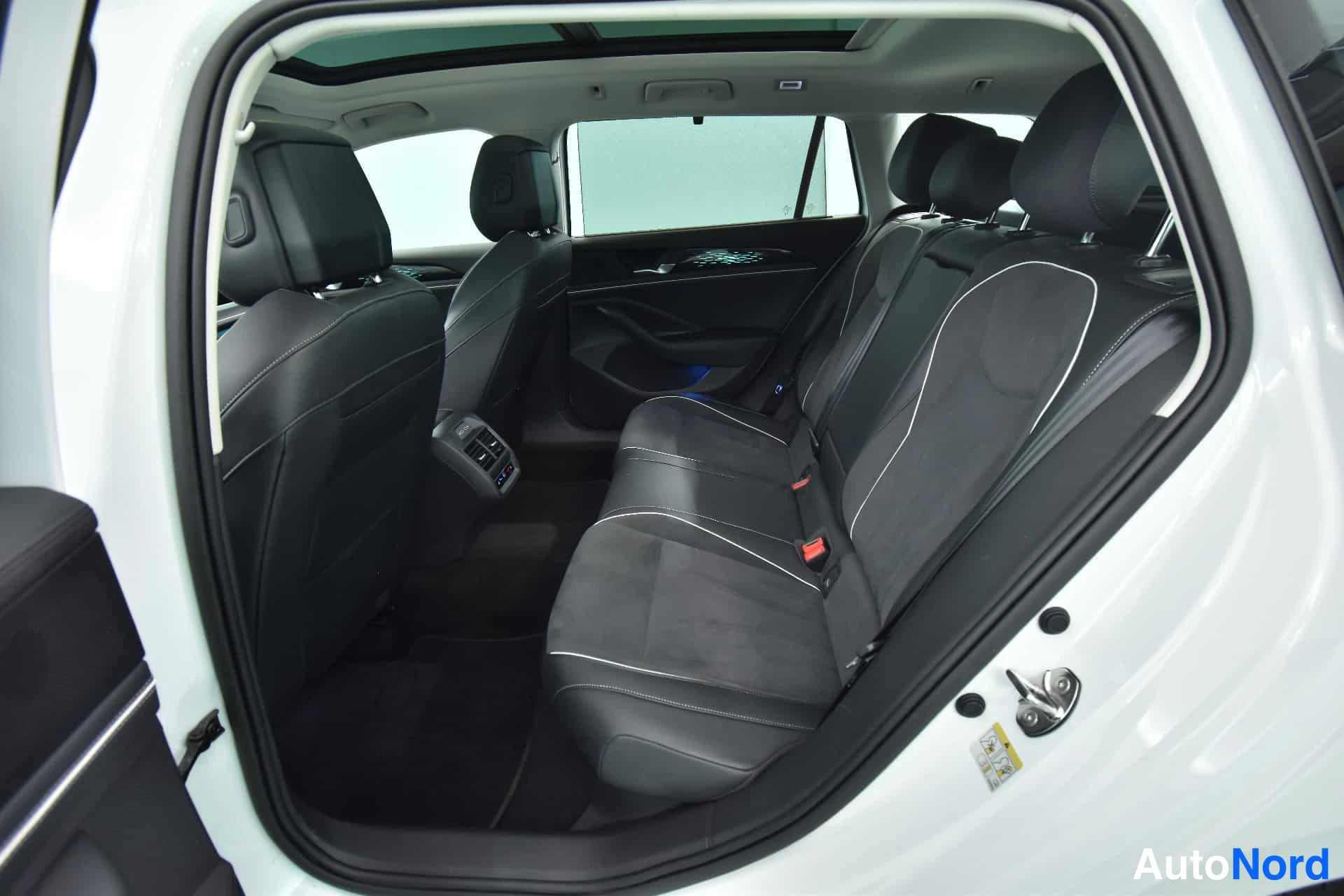 Valkoinen Volkswagen Passat 2024, takaistuimet, kuva 22