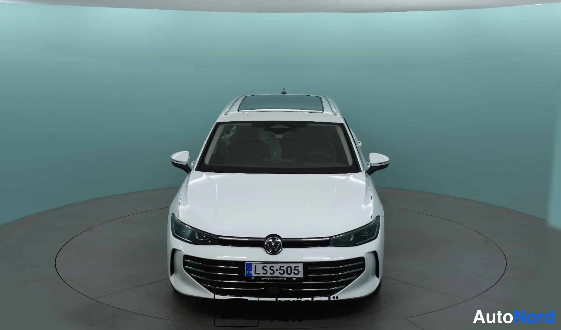 Valkoinen Volkswagen Passat 2024, edestä, kuva 6
