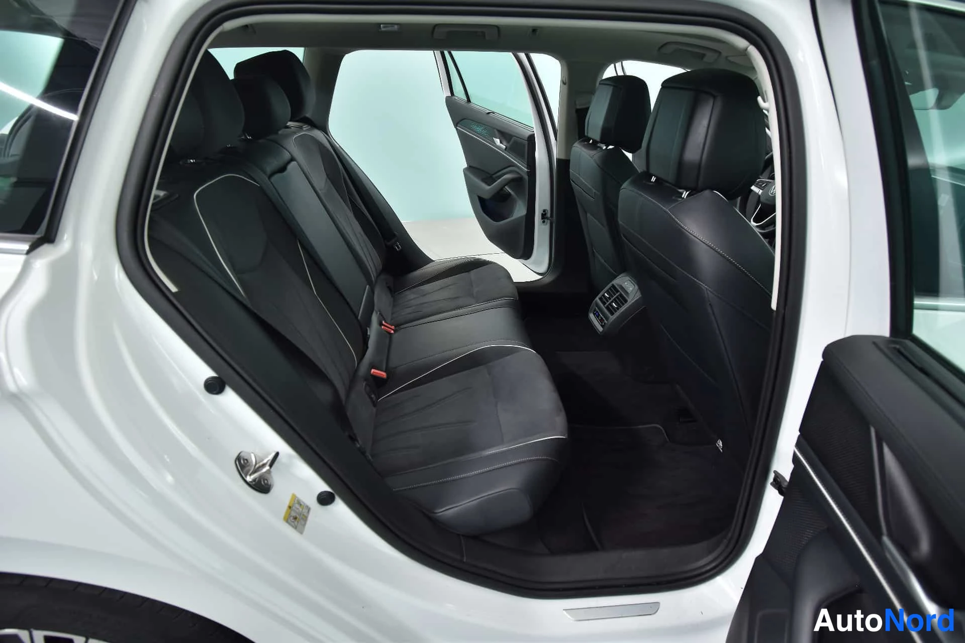 Valkoinen Volkswagen Passat 2024, takaistuimet, kuva 23