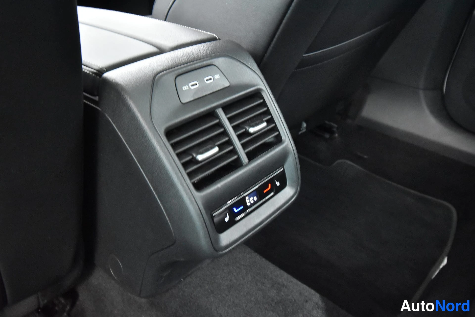 Valkoinen Volkswagen Passat 2024, yksityiskohta, kuva 31