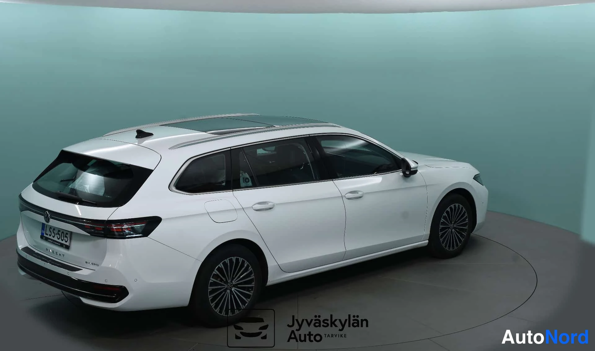 Valkoinen Volkswagen Passat 2024, takaviisto, kuva 8
