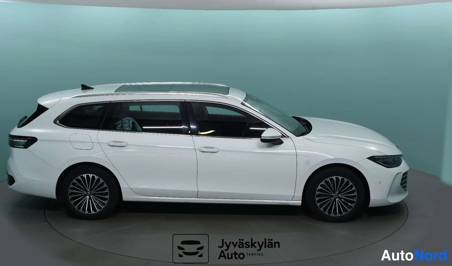 Valkoinen Volkswagen Passat 2024, etuviisto, keula oikealle, kuva 3