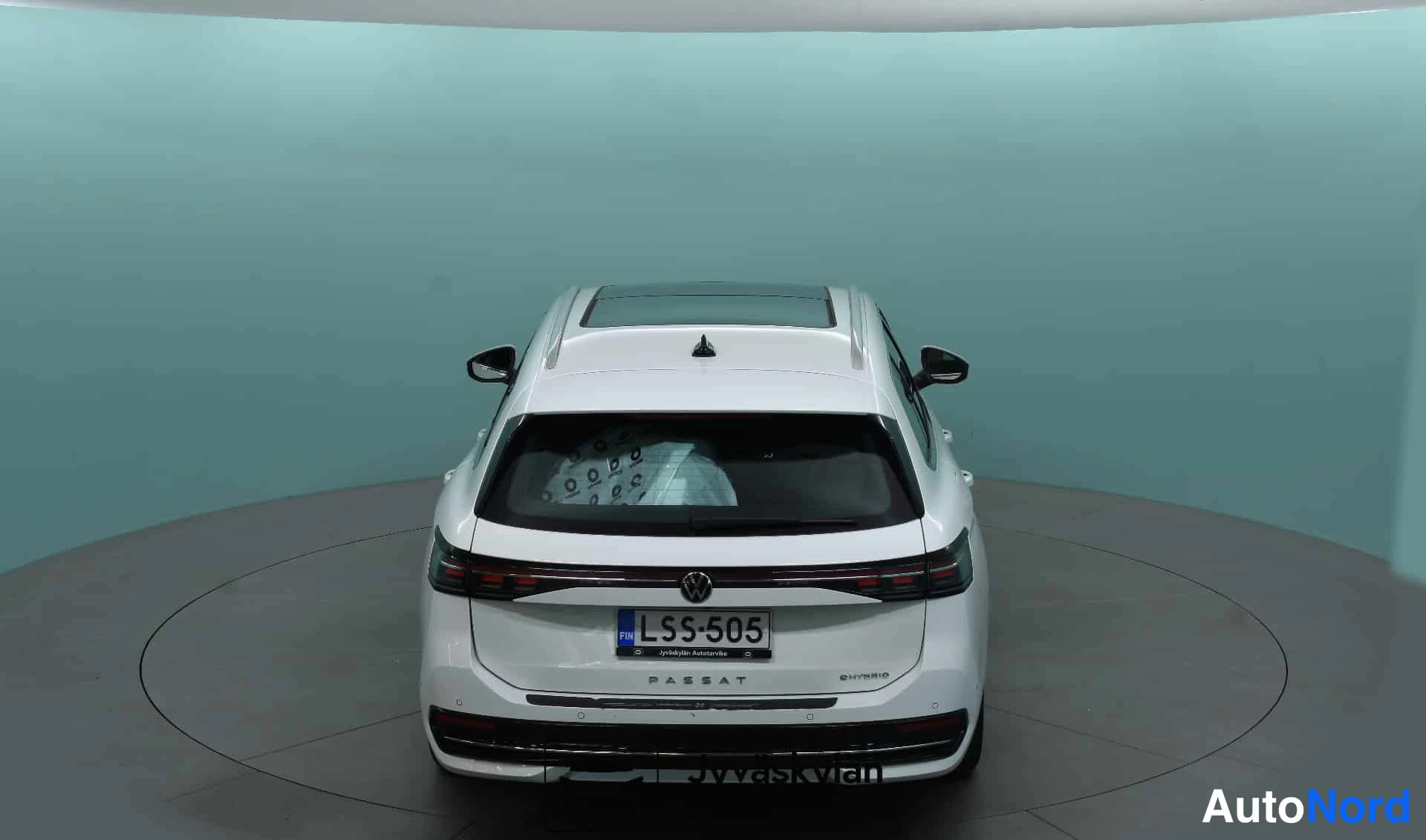 Valkoinen Volkswagen Passat 2024, takaa, kuva 11