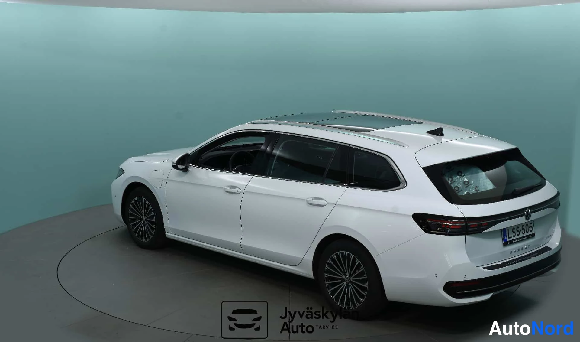 Valkoinen Volkswagen Passat 2024, takaviisto, kuva 9