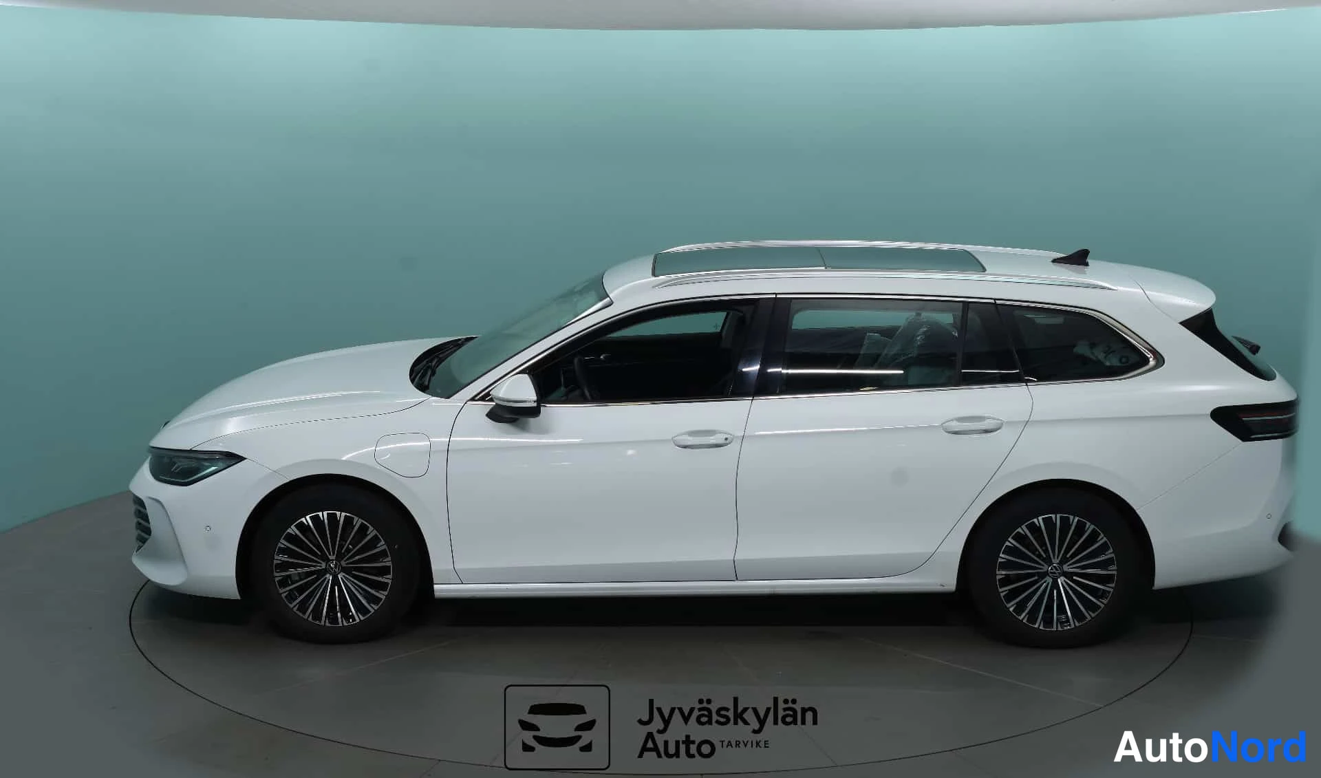 Valkoinen Volkswagen Passat 2024, sivulta, kuva 7