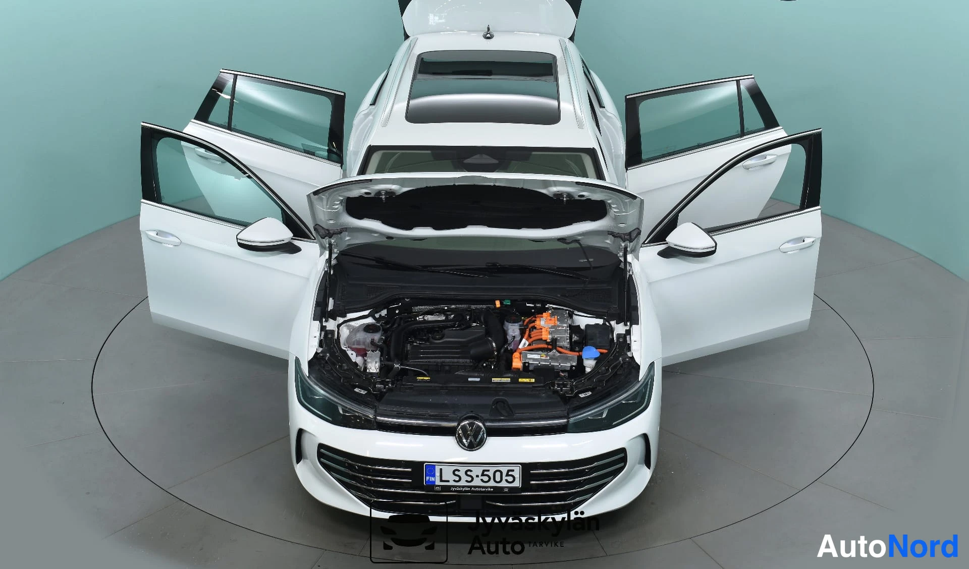 Valkoinen Volkswagen Passat 2024, edestä, kuva 5