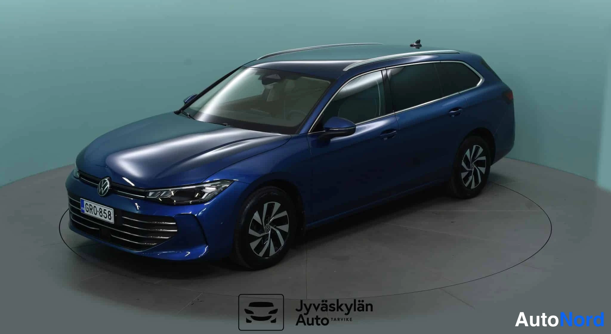 Sininen Volkswagen Passat 2024, etuviisto, keula vasemmalle, kuva 2
