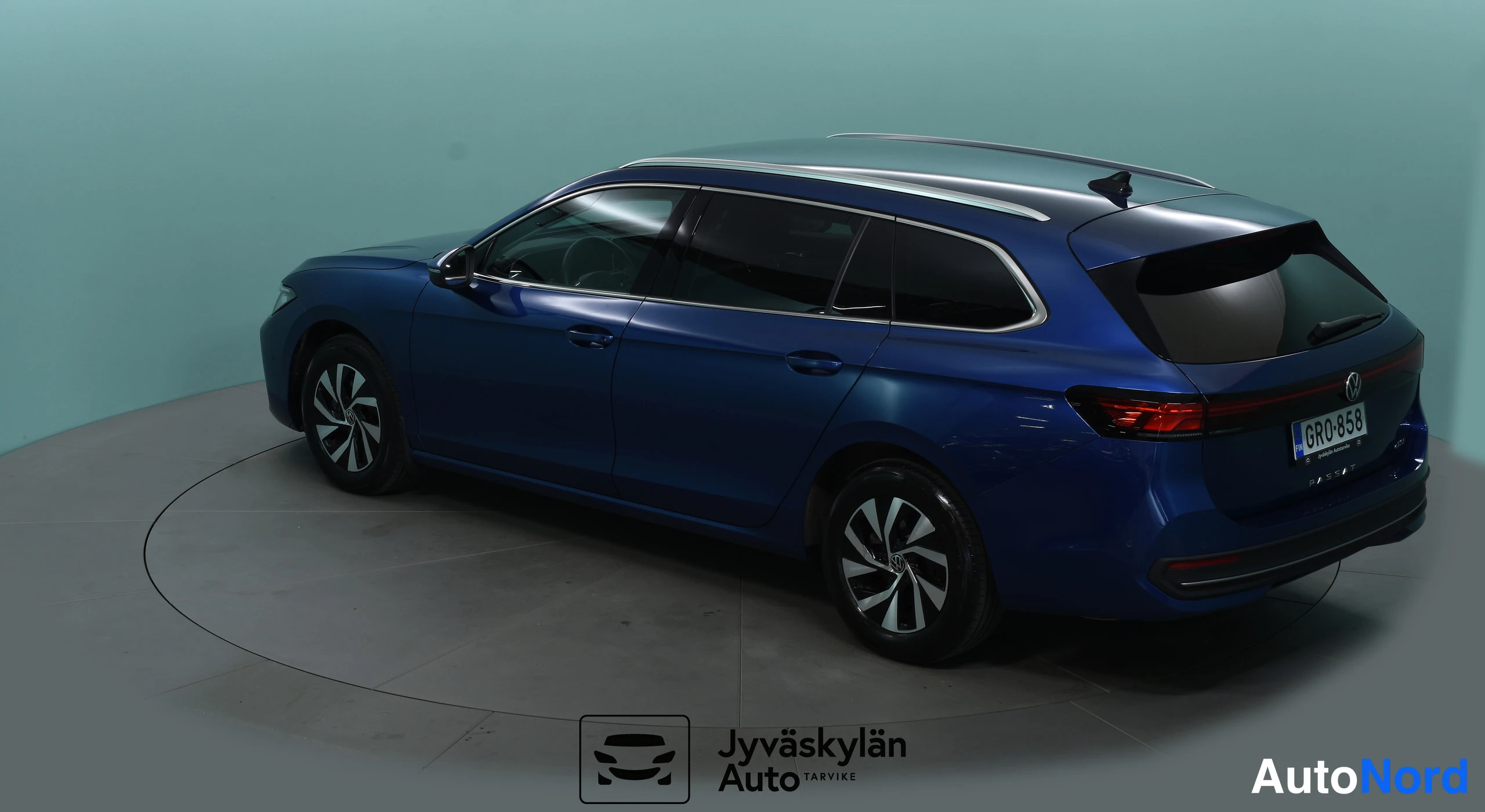 Sininen Volkswagen Passat 2024, takaviisto, kuva 14
