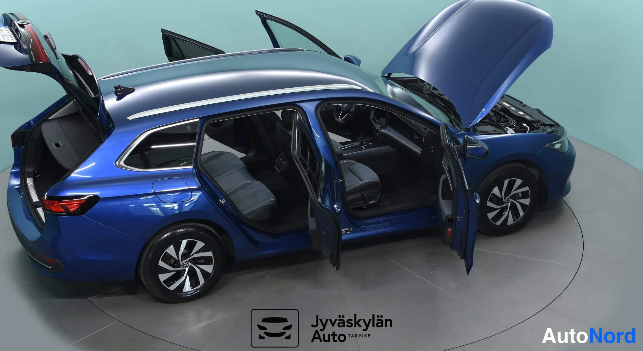 Sininen Volkswagen Passat 2024, sivulta, kuva 11