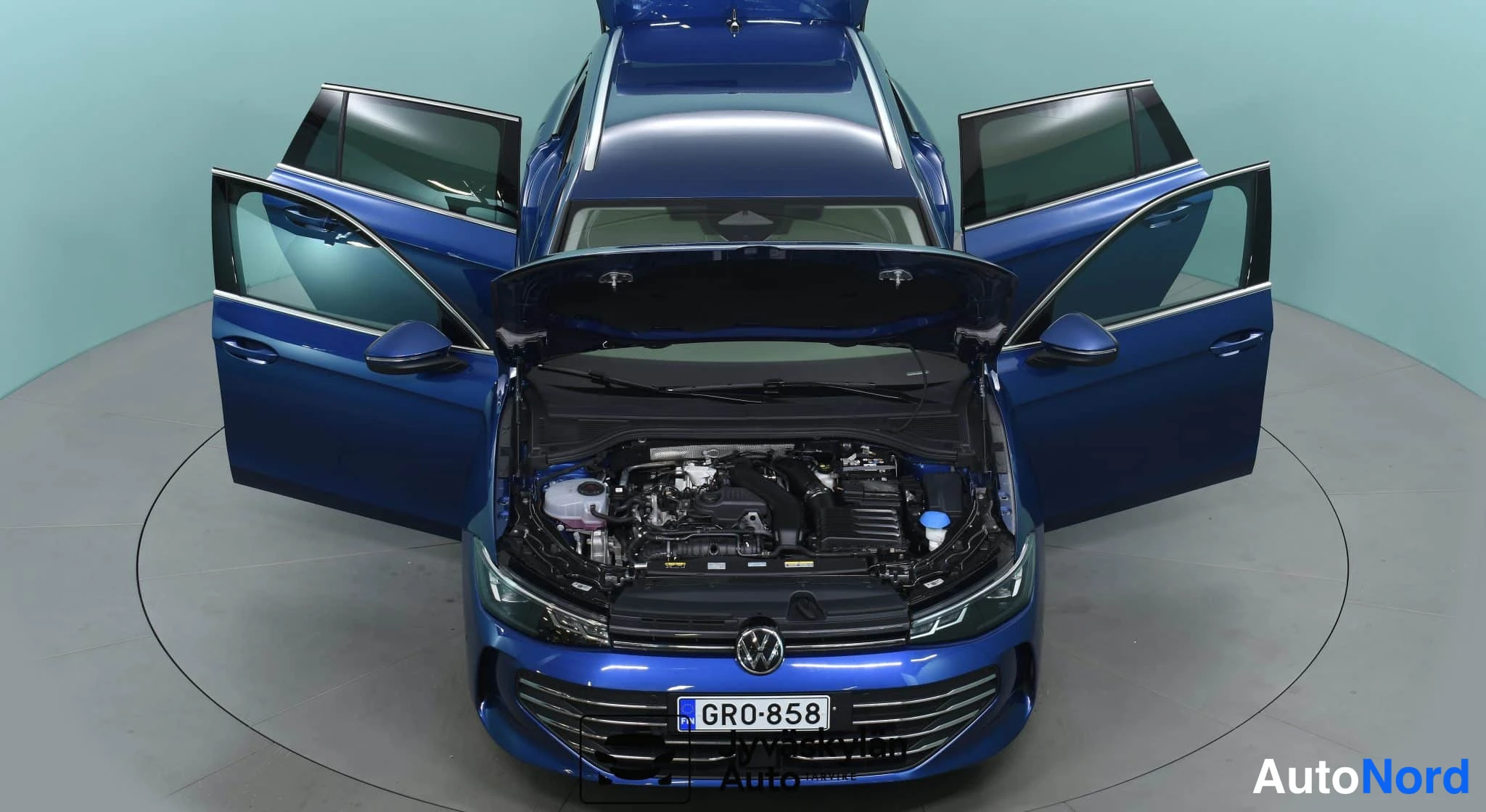Sininen Volkswagen Passat 2024, moottoritila, kuva 35