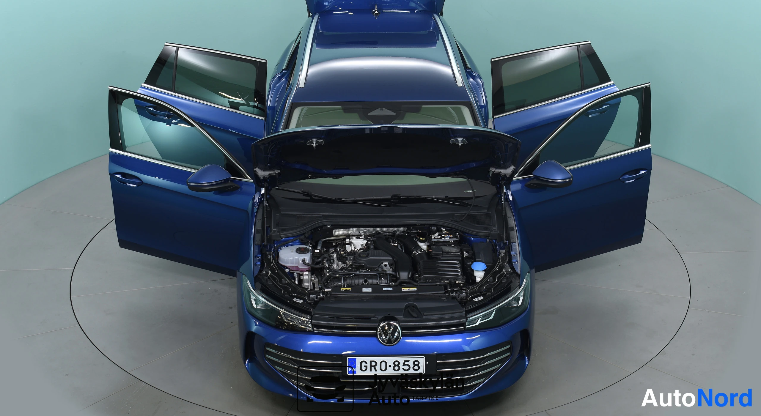 Sininen Volkswagen Passat 2024, moottoritila, kuva 36