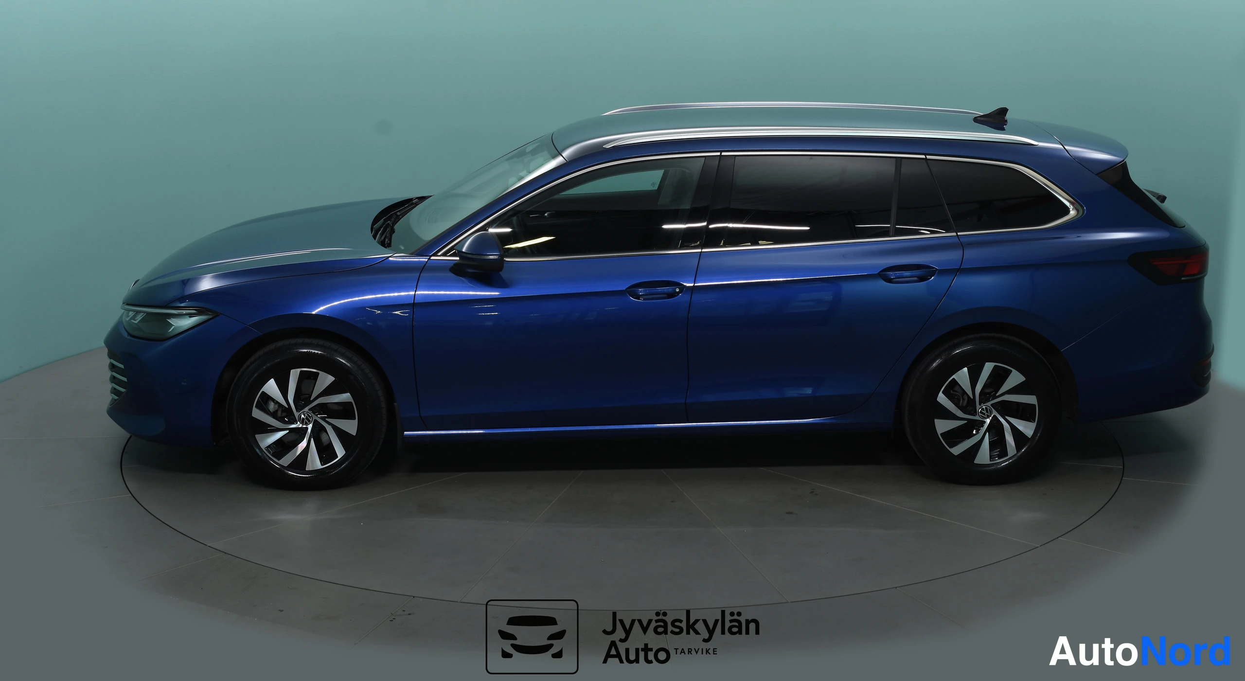 Sininen Volkswagen Passat 2024, etuviisto, keula vasemmalle, kuva 3
